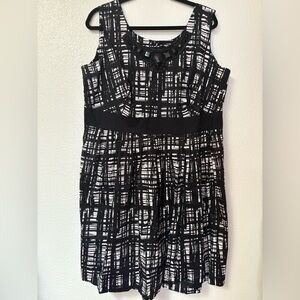 East 5th Women’s dress 22W black and white